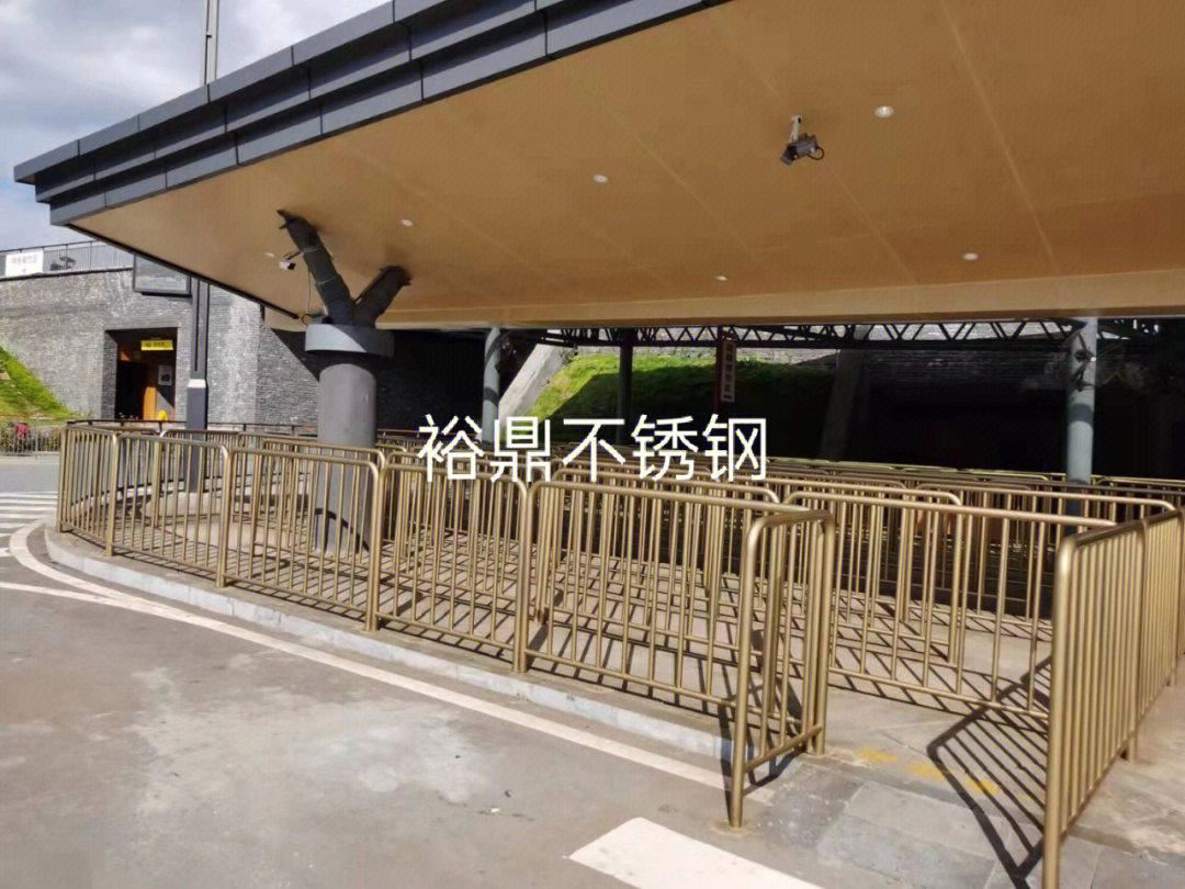游客翻护栏进入兵马俑俑坑被拘留_西安兵马俑一日游之军事俑_兵马俑 骑兵俑