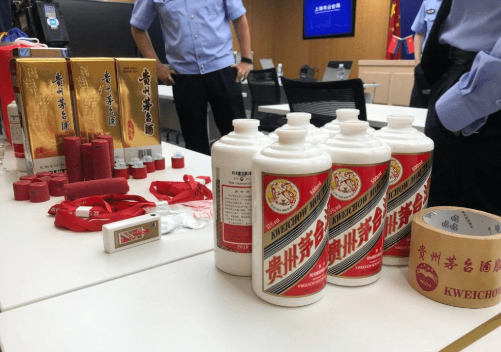 邪瓶h吴邪绑小哥_茅台53度白瓶黄瓶_双腿绑14瓶茅台入境