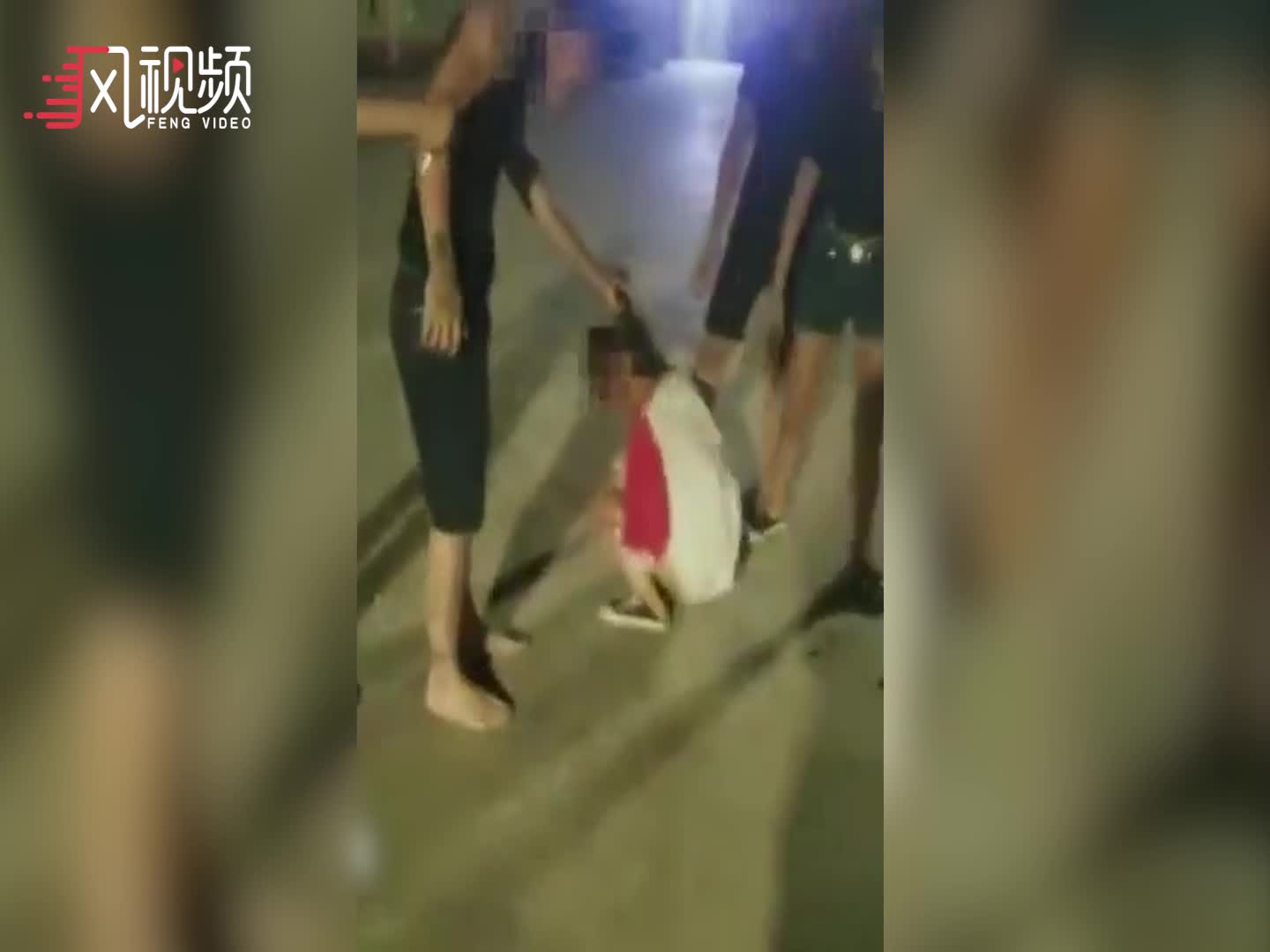 踹飞女孩男子被刑拘_男子飞踹73岁乞讨老人_女子插队遭男子踹飞