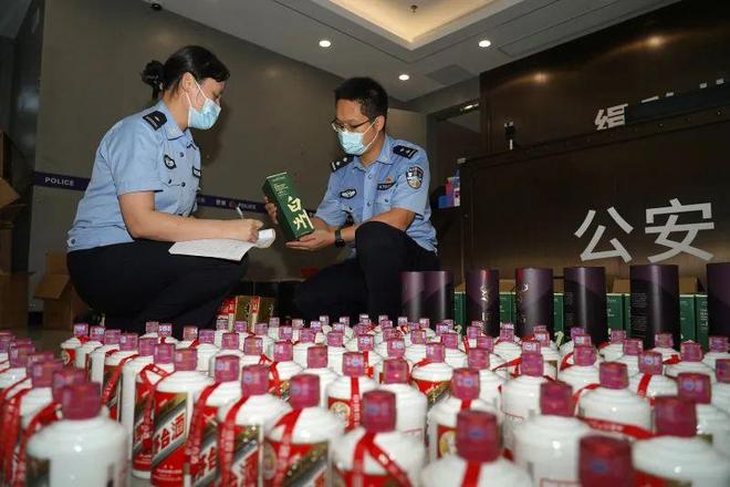 79年茅台黄瓶红盖_黑瓶飞天茅台53度价格_双腿绑14瓶茅台入境