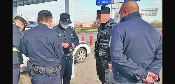 假军车偷逃过路费案_男子开假军车被查_男子杀父开假死亡证明