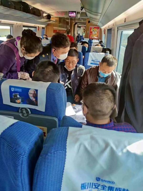 老人突发疾病_突发疾病遇医生天团_老人乘坐公交车突发疾病